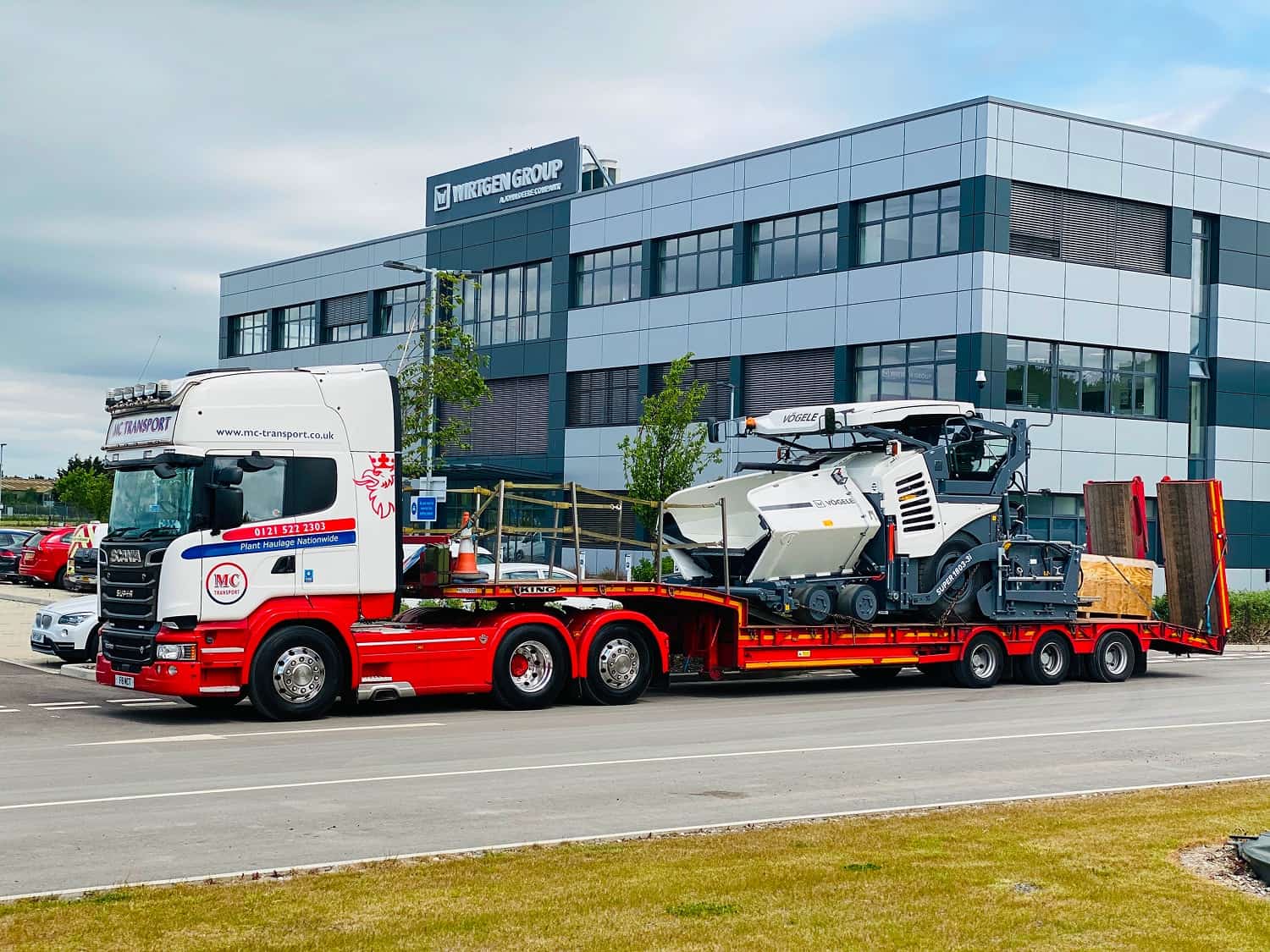 MAC haulage delivering a planer to site